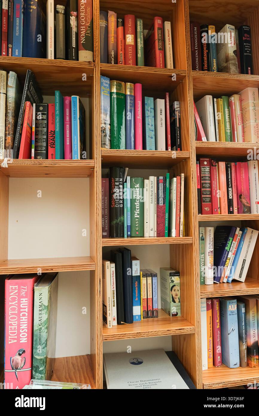 Ein hölzernes Bücherregal mit vielen verschiedenen alten Büchern in deutscher Sprache. 12. Oktober 2025, Lunz am See, Österreich. Stockfoto