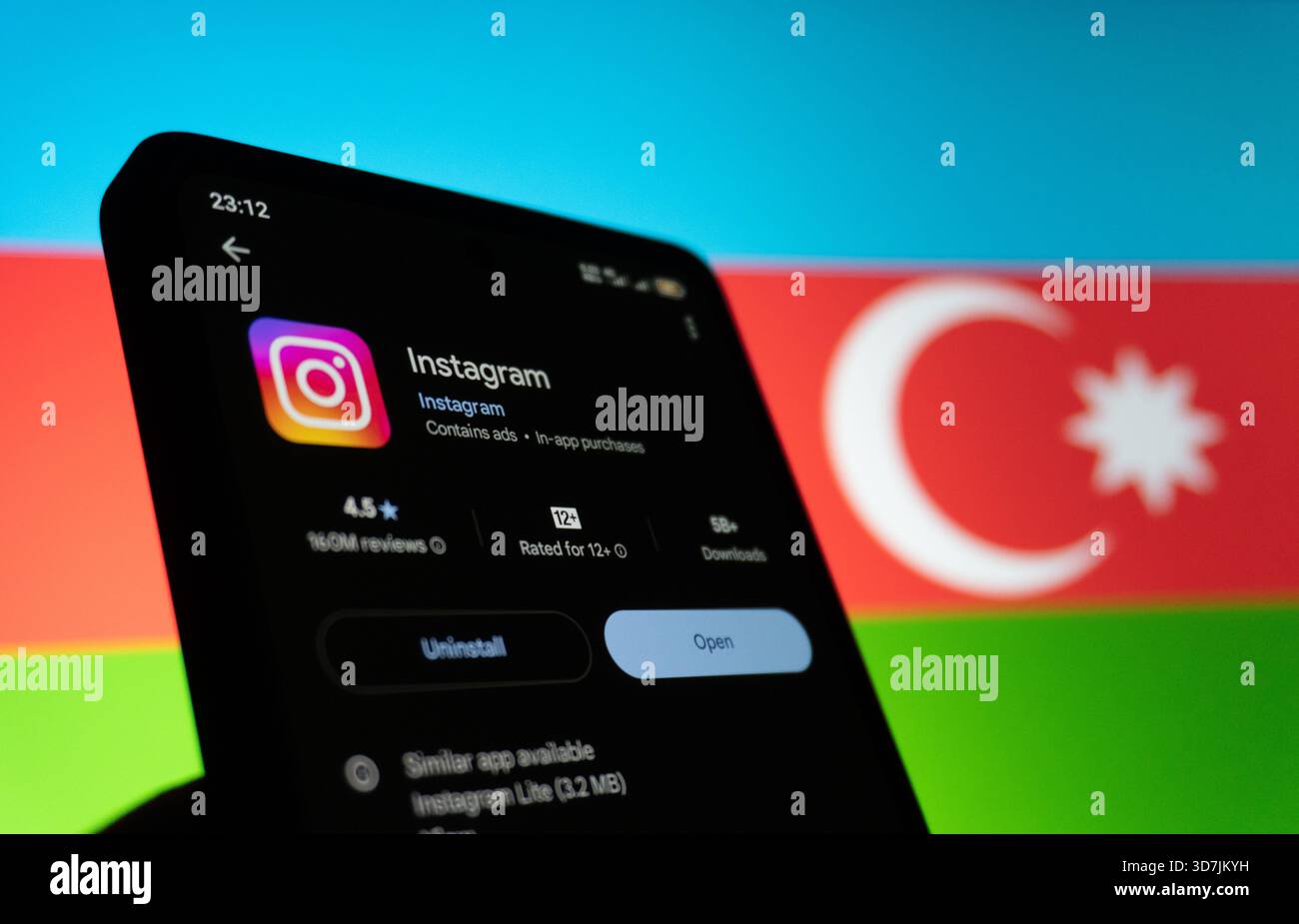 Instagram-App auf Smartphone-Bildschirm mit aserbaidschanischer Flagge. Baku, Aserbaidschan. 11.26.2025. Stockfoto