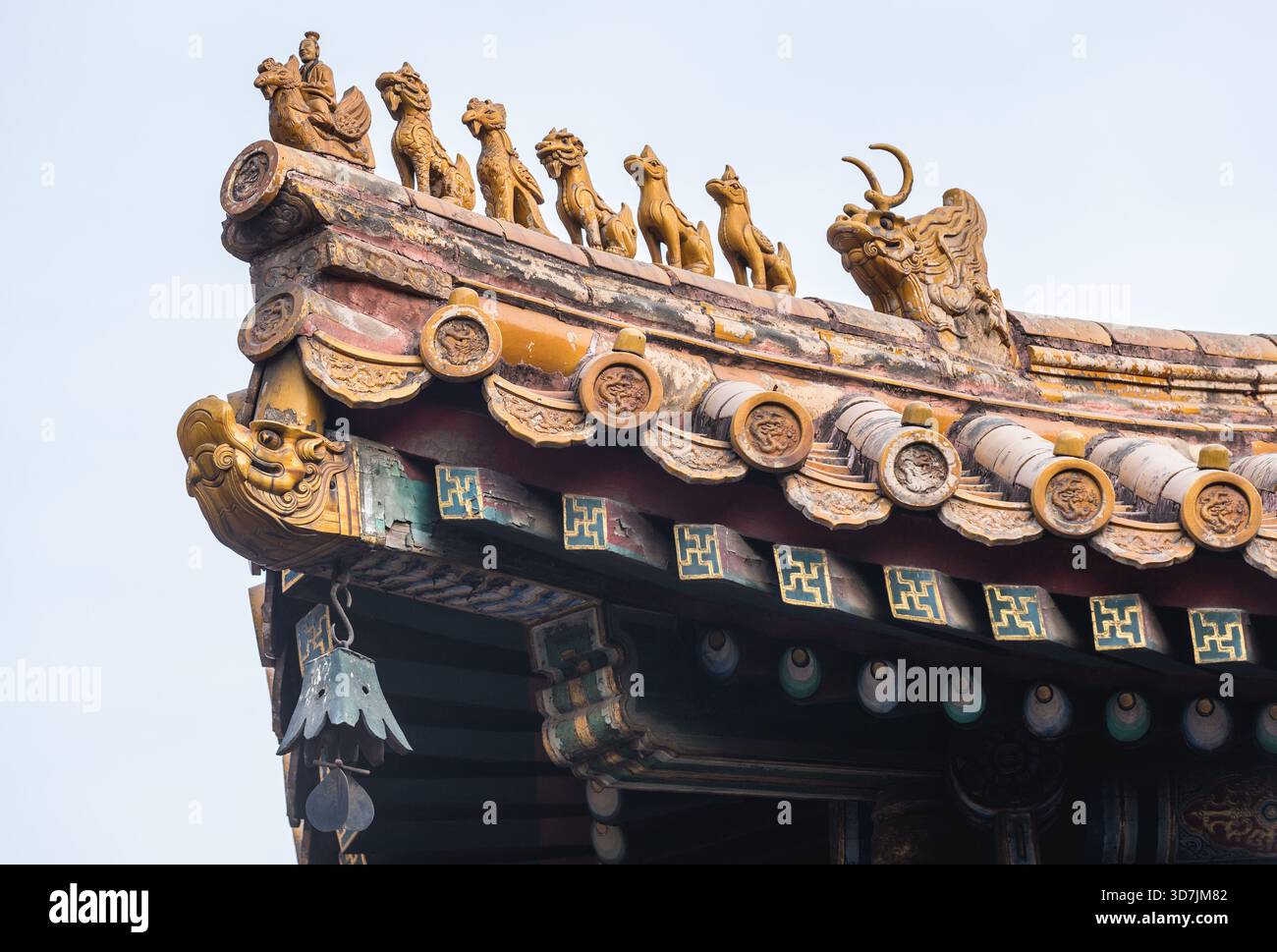 Nahaufnahme einer Figur auf dem Dach des Yonghe-Tempels, gemeinhin Lama-Tempel in Peking, der Hauptstadt Chinas Stockfoto