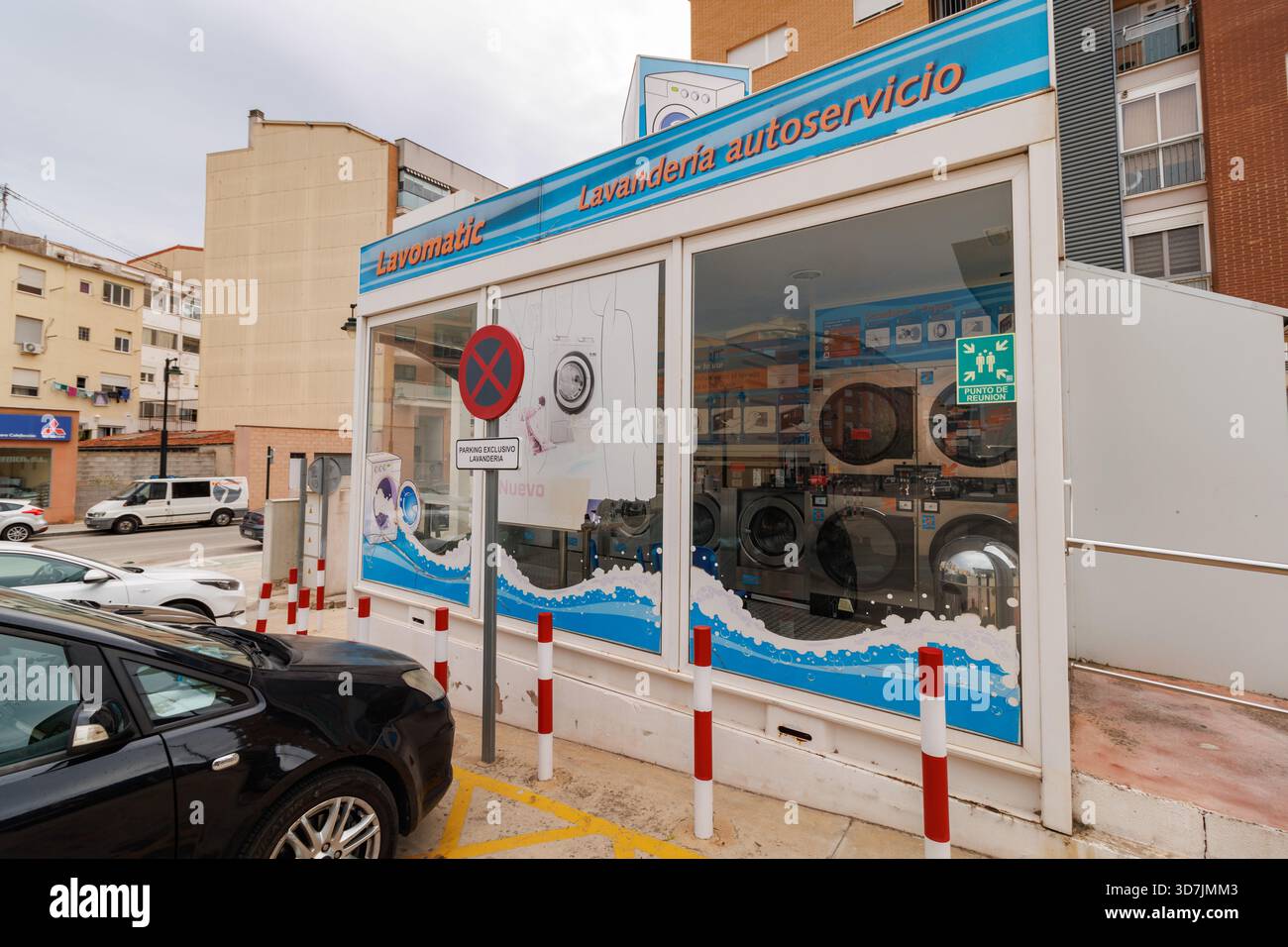 Lavomatic Self-Service Wäscherei in der städtischen Umgebung der intelligenten Stadt Alcoy am 24. November 2025, Spanien Stockfoto