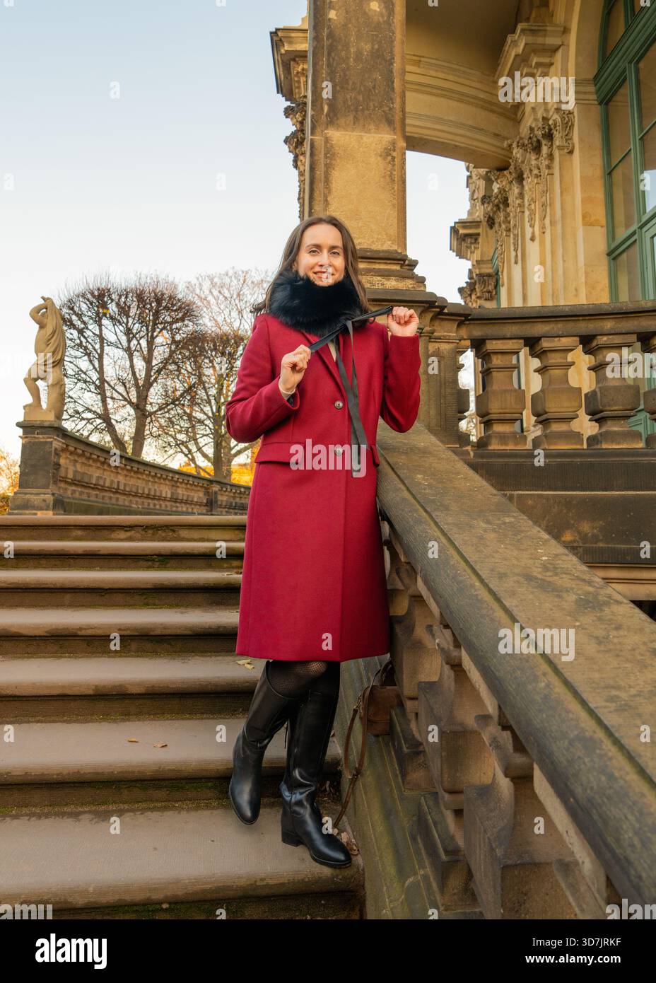 Stilvolle Frau im Mantel, die das historische Zentrum von Dresden, Deutschland, erkundet. Alleinreisen, Sightseeing und Stadttourismus in der berühmten europäischen Stadt. Stockfoto