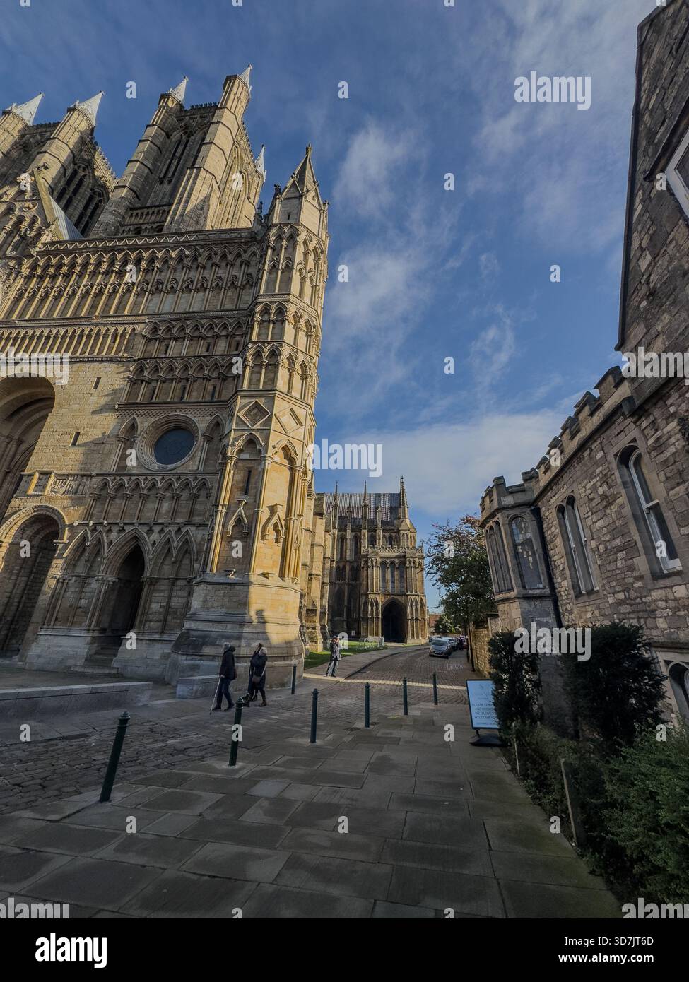 Lincoln Cathedral, Minster Yard, Lincoln, ein denkmalgeschütztes Gebäude und geplantes altes Denkmal. Heller, sonniger Herbsttag mit klarem Himmel. Stockfoto
