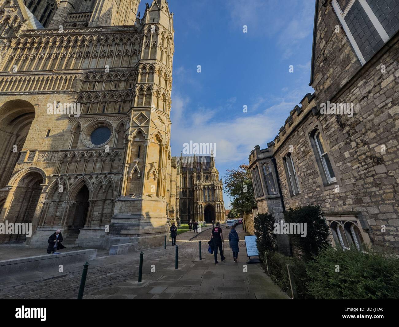 Lincoln Cathedral, Minster Yard, Lincoln, ein denkmalgeschütztes Gebäude und geplantes altes Denkmal. Heller, sonniger Herbsttag mit klarem Himmel. Stockfoto