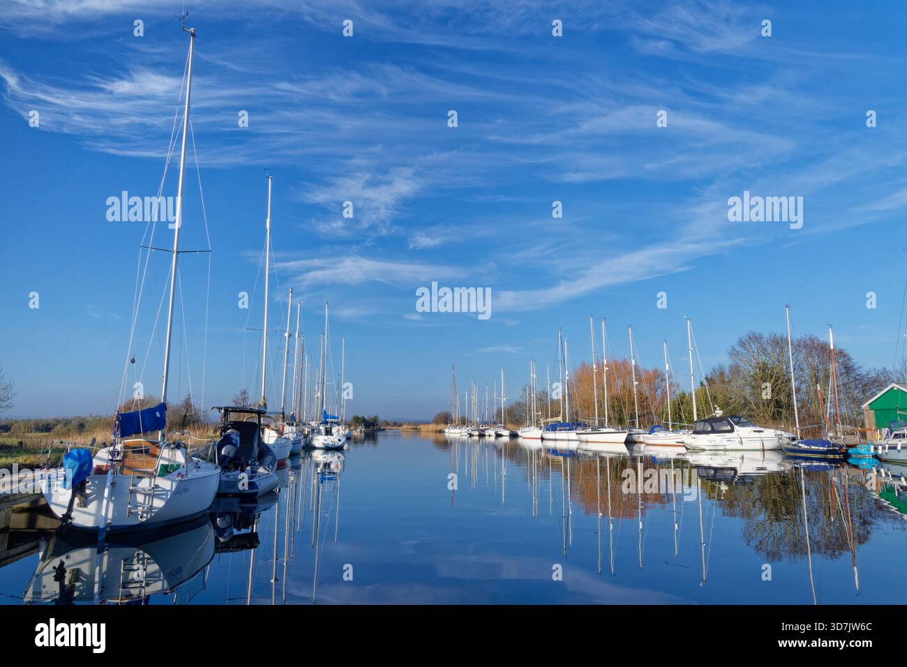 Segelyachten liegen am südlichen Ende des Exeter Ship Canal in der Nähe von Exminster, Devon, Großbritannien, Januar 2025. Stockfoto