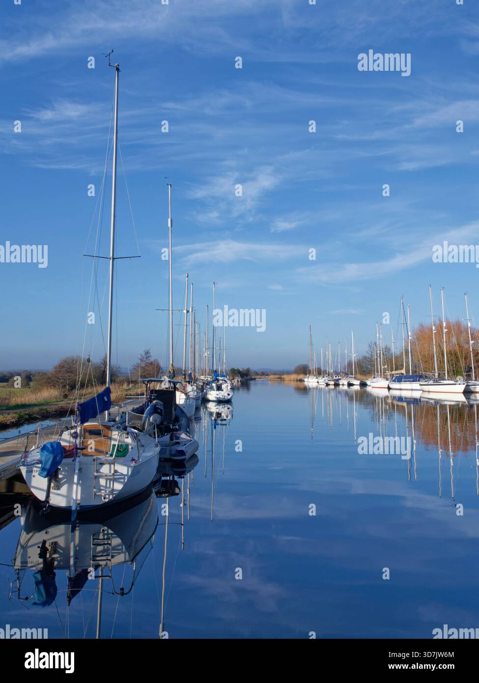 Segelyachten liegen am südlichen Ende des Exeter Ship Canal in der Nähe von Exminster, Devon, Großbritannien, Januar 2025. Stockfoto