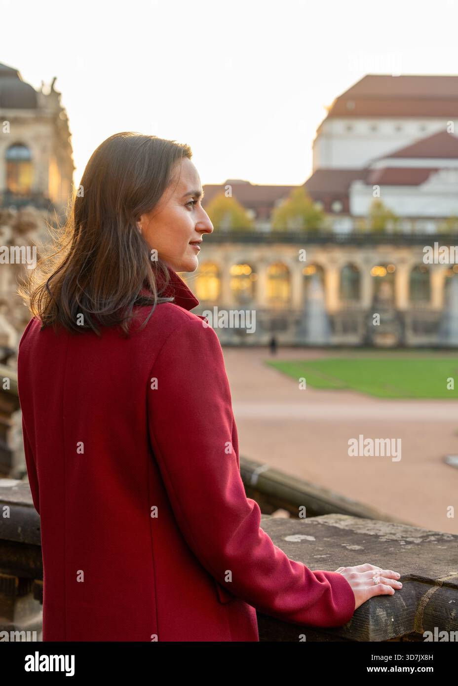 Rückansicht einer niedlichen weiblichen Touristen im Mantel, die durch die europäische Stadt spaziert, Alleinreisen, Besichtigungen und authentische urbane Atmosphäre genießt. Stockfoto