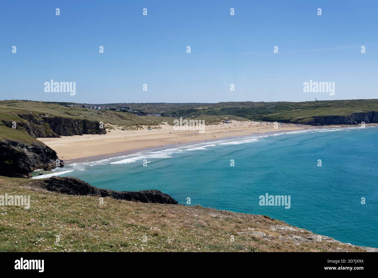 Überblick über Holywell Bay and Beach vom Southwest Coast Path auf Kelsey Head, Holywell, North Cornwall, Großbritannien, Juli 2025. Stockfoto
