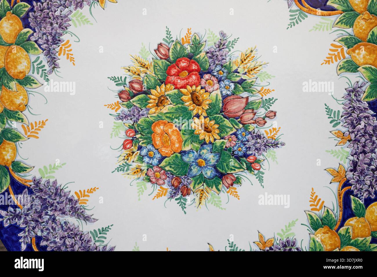VIETRI SUL MARE, ITALIEN - 7. OKTOBER 2025: Das Detail des floralen Designs auf der Keramikplatte. Stockfoto