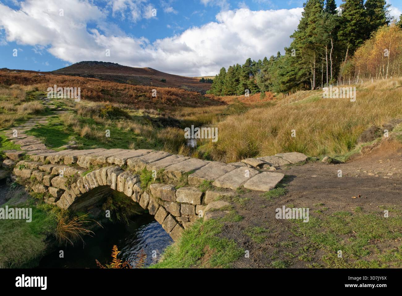 Die Packhorse Bridge, die 1750 über dem Burbage Brook am Hathersage Moor unterhalb des Higger Tor in Derbyshire, Großbritannien, gebaut wurde, im Oktober 2025. Stockfoto