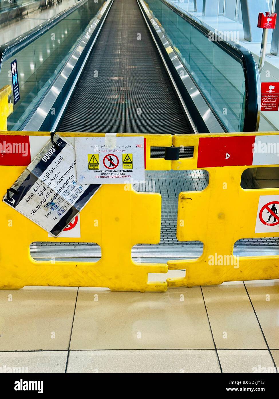 Barriere bei defektem Travelator - Smartphone-aufgenommenes Stockfoto