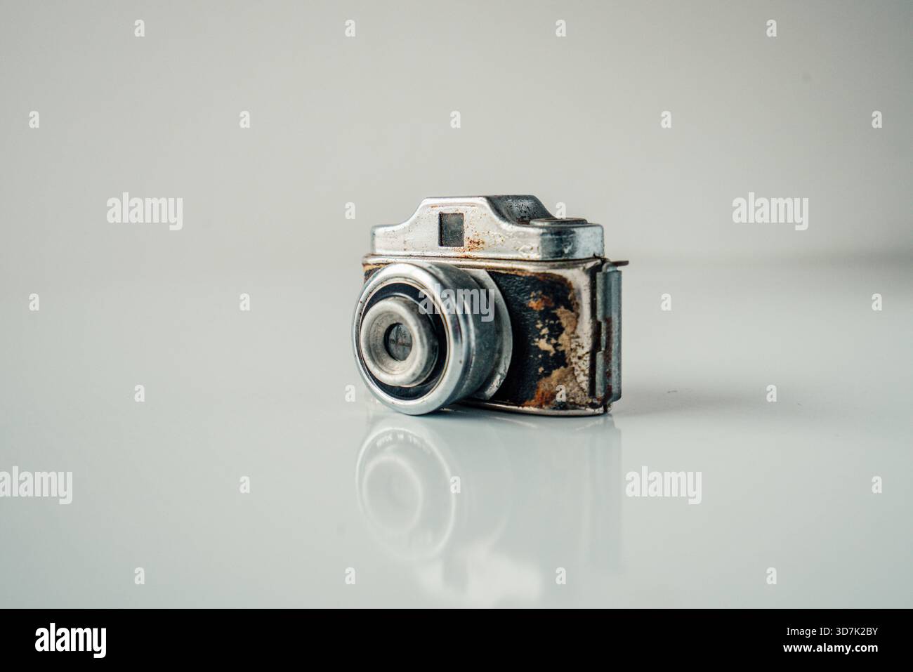 Rostige alte Kamera mit Reflexion, die die Geschichte der Fotoausrüstung erforscht Stockfoto
