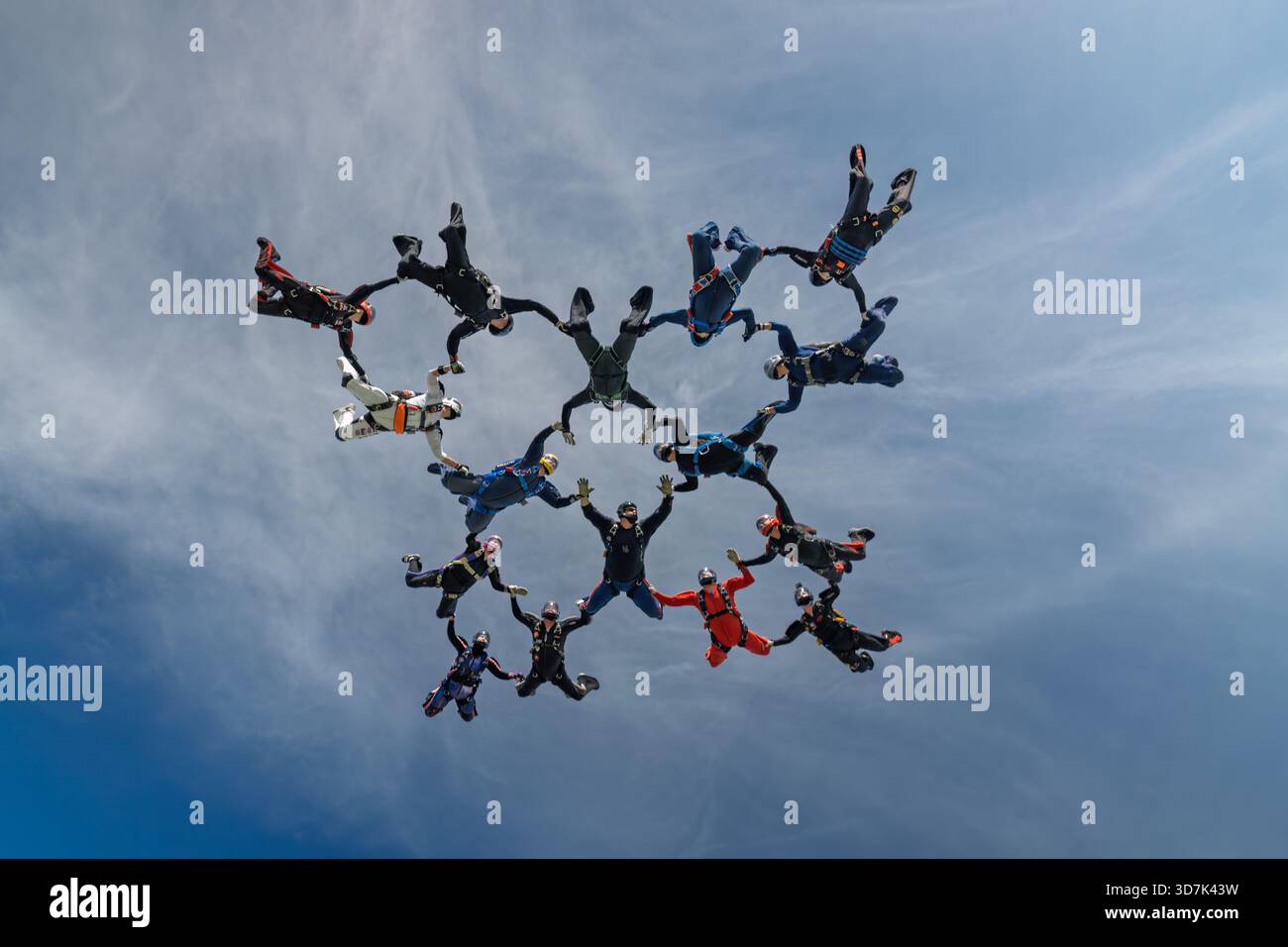 Fallschirmsprung in kleiner Formation von unten Stockfoto