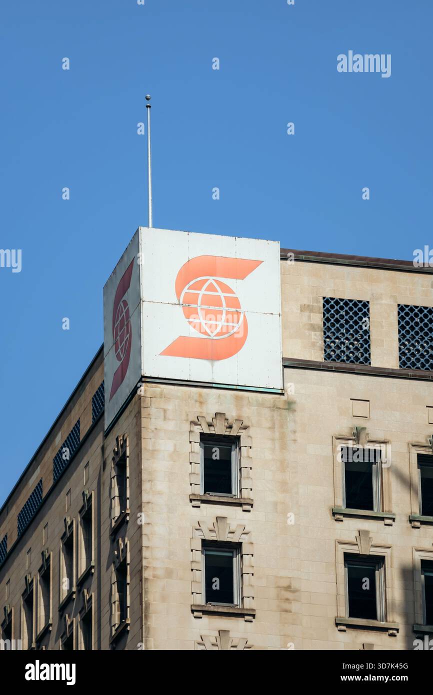 Montreal, Kanada - 14. August 2025: Rotes Schild mit Scotiabank-Logo auf dem historischen beigefarbenen Gebäude im Stadtzentrum von Montreal Stockfoto