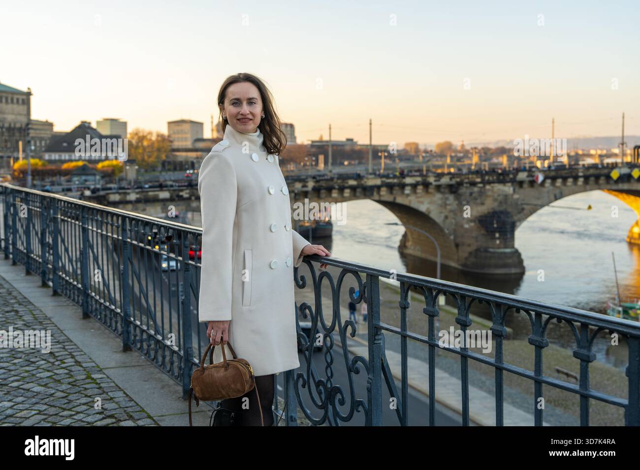 Charmante Frau im Mantel schlendert durch die historischen Straßen Dresdens, genießt Alleinreisen, Besichtigungen und Erkundung der Kultur dieser europäischen Stadt. Stockfoto