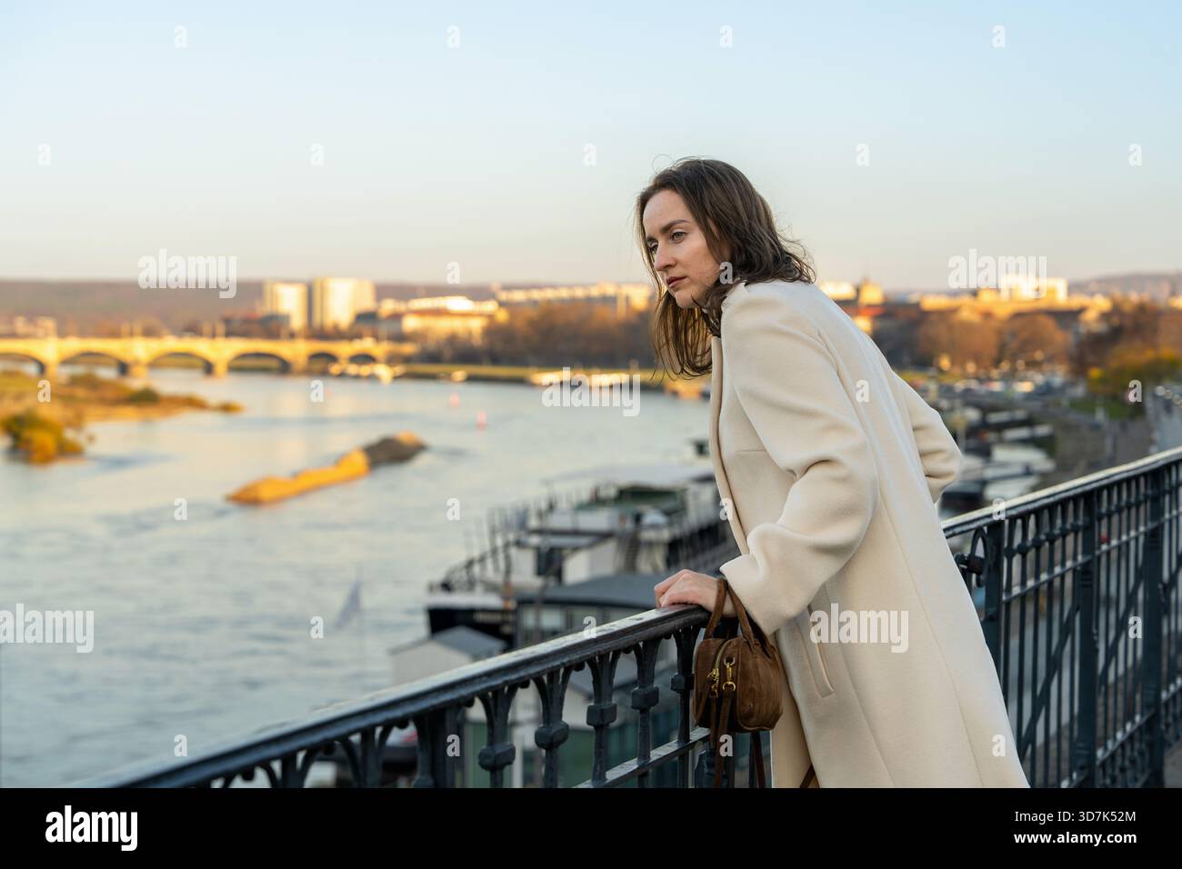 Charmante Frau im Mantel schlendert durch die historischen Straßen Dresdens, genießt Alleinreisen, Besichtigungen und Erkundung der Kultur dieser europäischen Stadt. Stockfoto