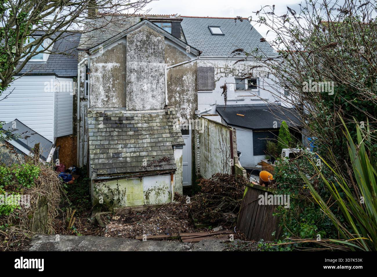 Die schmutzige, hässliche Rückseite eines Reihenhauses im Zentrum von Newquay in Cornwall, Großbritannien. Stockfoto