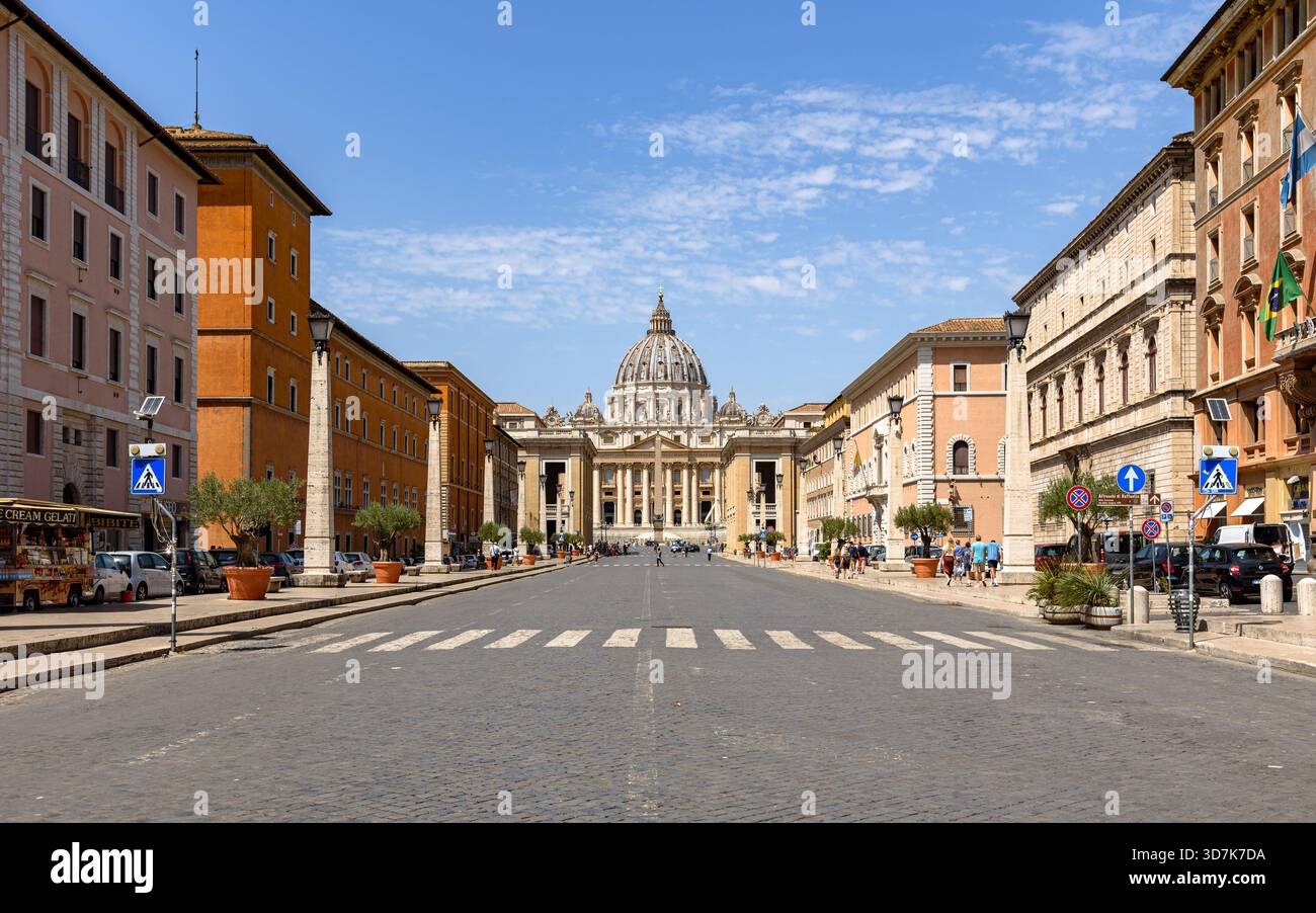 Blick auf die Via della Conciliazione in Rom in Richtung Petersdom im Sommer Stockfoto