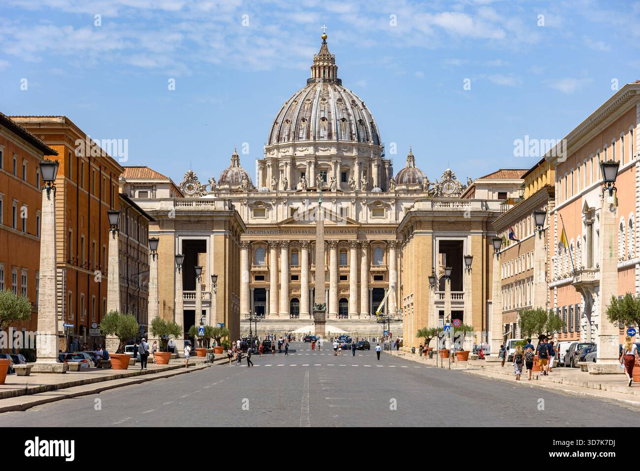 Blick auf die Via della Conciliazione in Rom in Richtung Petersdom im Sommer Stockfoto