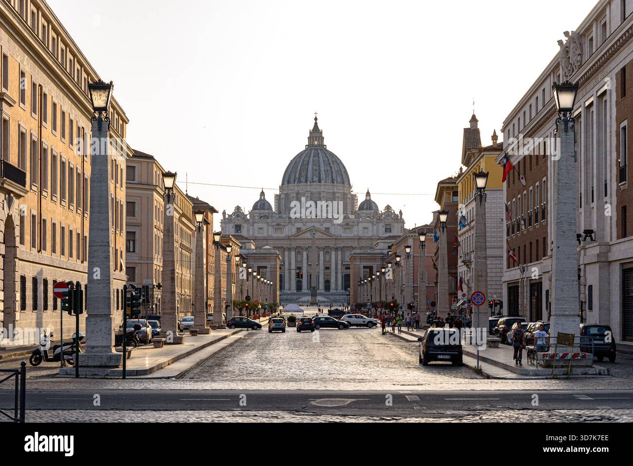 Blick auf die Via della Conciliazione in Rom in Richtung Petersdom im Sommer Stockfoto