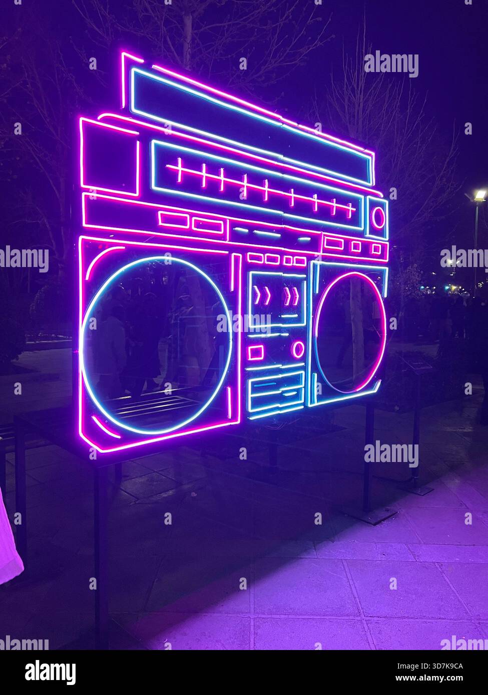 Neon-Boombox-Lichtinstallation, die bei Nacht im Mellat Park, Teheran, leuchtet, schafft eine lebendige urbane Kunstszene im Retro-Stil. Stockfoto