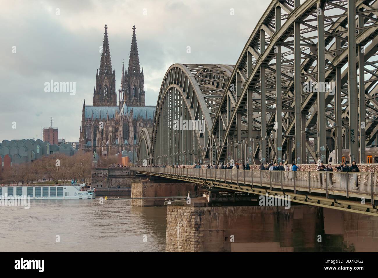 Blick auf die Hohenzollernbrücke und den Kölner Dom entlang des Rheins Stockfoto