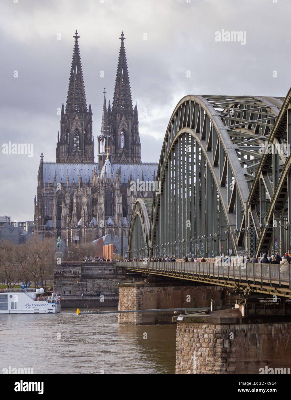 Blick auf die Hohenzollernbrücke und den Kölner Dom entlang des Rheins Stockfoto