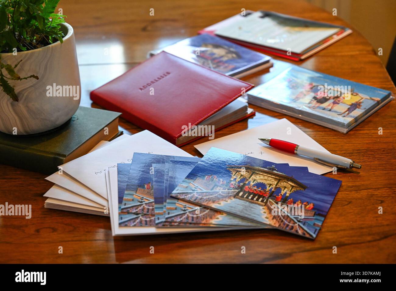 Weihnachtskarten von Hand für die Weihnachtszeit in Großbritannien 2025 schreiben Stockfoto