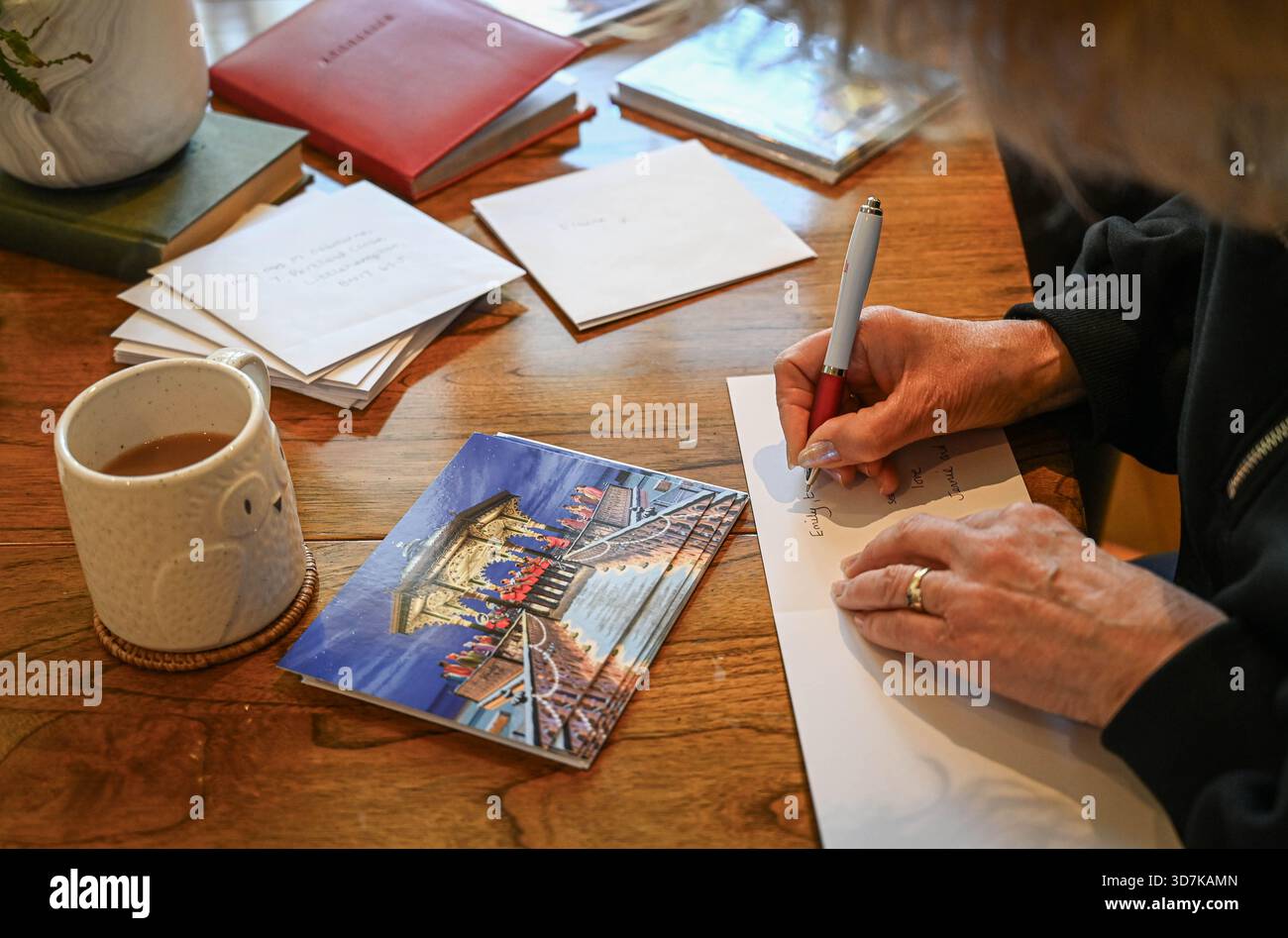 Weihnachtskarten von Hand für die Weihnachtszeit in Großbritannien 2025 schreiben Stockfoto