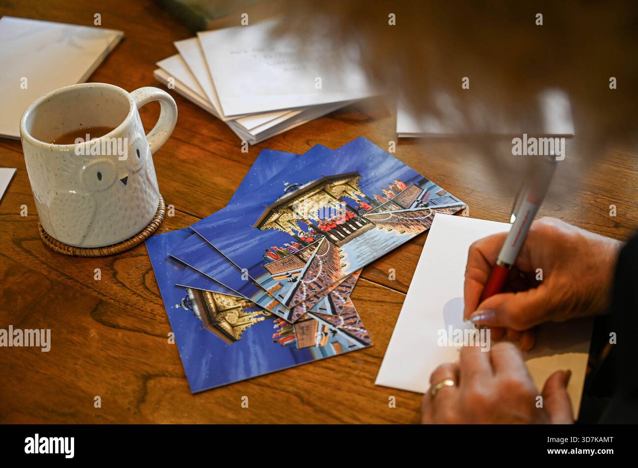 Weihnachtskarten von Hand für die Weihnachtszeit in Großbritannien 2025 schreiben Stockfoto
