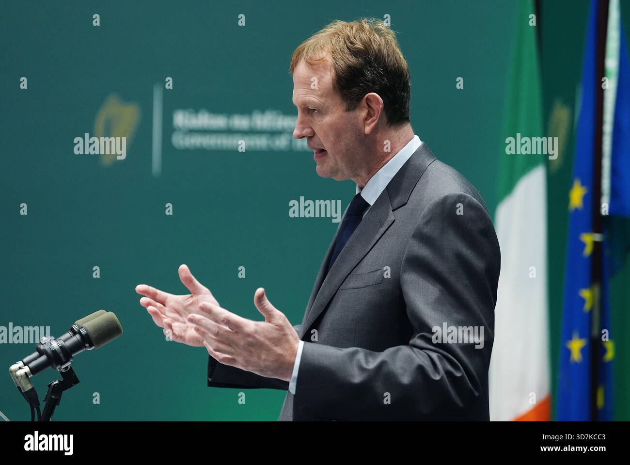 Justizminister Jim O'Callaghan sprach vor den Medien in Regierungsgebäuden in Dublin, da dem Kabinett Vorschläge zu strengeren Migrationsregeln vorgelegt wurden. Bilddatum: Mittwoch, 26. November 2025. Stockfoto