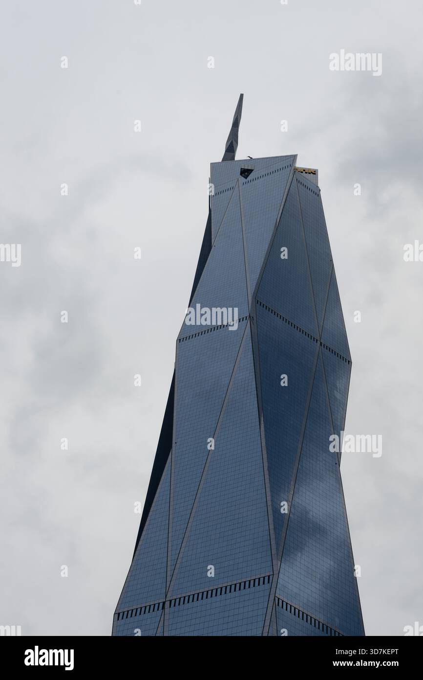 Tower Merdeka 118 in Kuala Lumpur, Malaysia, von Chinatown aus gesehen. Wie im Film „Thunderbolt“ zu sehen Stockfoto