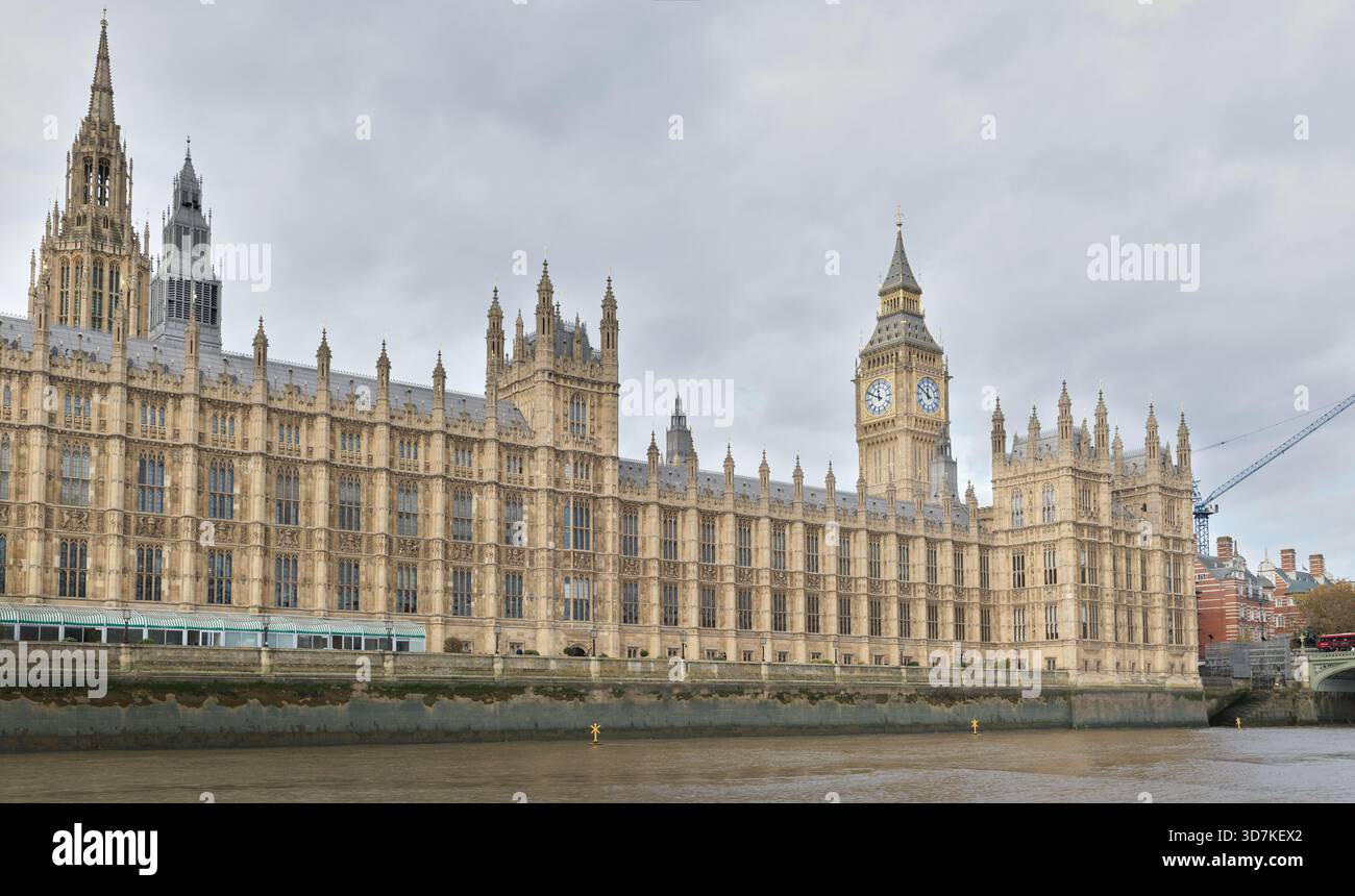 Parlamentsgebäude am Ufer der Themse, London, England. Stockfoto