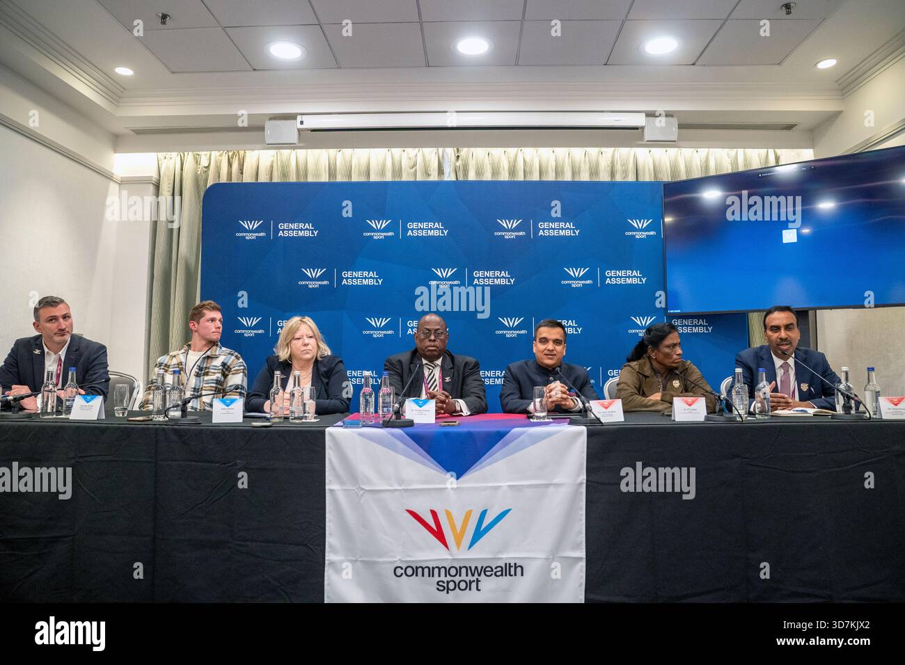 (Von links) Leiter Medien und Kommunikation Rob Arnott, Multiple Commonwealth Champion Schwimmer Duncan Scott, CEO Commonwealth Sport Katie Sadlier, Präsident Commonwealth Sport Dr. Donald Rukare, stellvertretender Ministerpräsident, Regierung von Gujarat Harsh Sanghavi, Parlamentsabgeordneter (Rajya Sabha) Dr. P T Usha und Hauptsekretär, Abteilung für Sport, Jugend und kulturelle Aktivitäten, Regierung von Gujarat Ashwini Kumar Gastgeber, während einer Konferenz auf der Annocement 2030 in Glasgow. Bilddatum: Mittwoch, 26. November 2025. Stockfoto