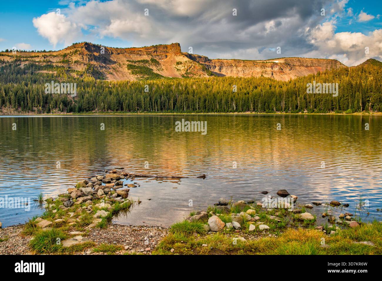 Three Creek Lake, Tam McArthur Rim, Deschutes National Forest, Cascades Range, südlich der Stadt Sisters, Oregon, USA Stockfoto