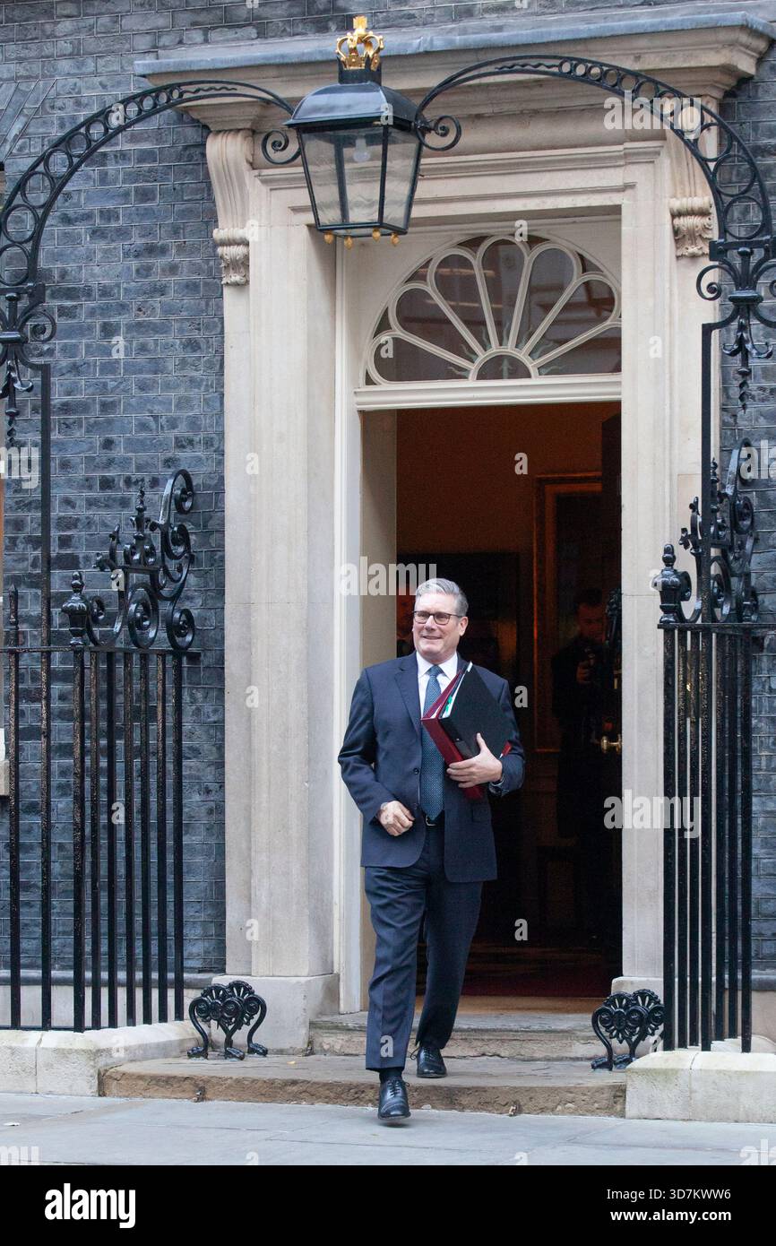 London, Großbritannien. November 2025. In der Downing Street in Westminster verlässt Premierminister Sir Keir Starmer die Nummer 10 nach einer Kabinettssitzung und geht in das Parlament, wo seine Kanzlerin Rachel Reeves später ihr Budget bekannt gab. Quelle: Anna Watson/Alamy Live News Stockfoto