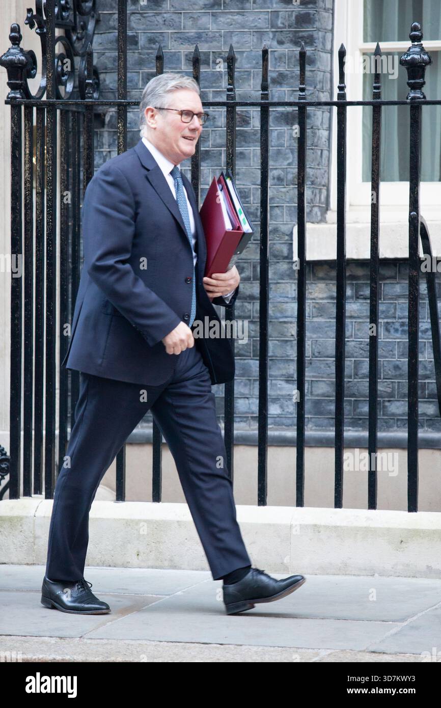 London, Großbritannien. November 2025. In der Downing Street in Westminster verlässt Premierminister Sir Keir Starmer die Nummer 10 nach einer Kabinettssitzung und geht in das Parlament, wo seine Kanzlerin Rachel Reeves später ihr Budget bekannt gab. Quelle: Anna Watson/Alamy Live News Stockfoto