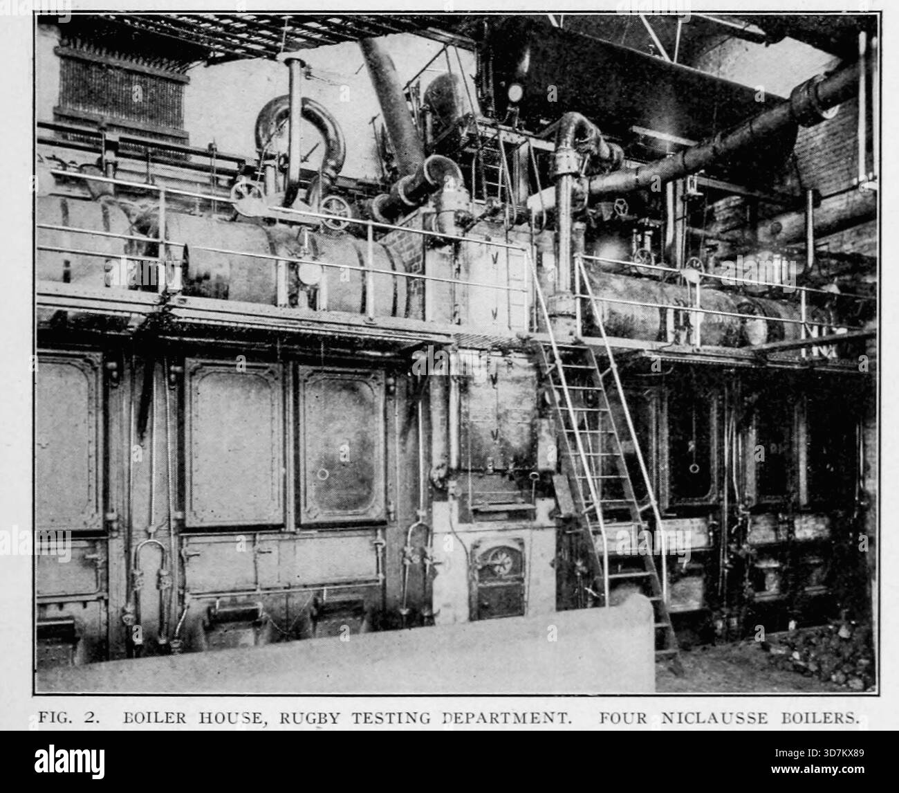 KESSELHAUS, RUGBY-TESTABTEILUNG. VIER NICLAUSSE-KESSEL. Die beiden großen Fässer in der Nähe des Dachs rechts sind Wärmespeichertanks im System von Druitt Halpin. Das Mauerwerk in der Mitte enthält einen unabhängigen Überhitzer. Aus dem Artikel DIE PRÜFUNG VON DAMPFMASCHINEN. Von Captain H. Riall Sankey und C. Humphrey Wingfield. Vom Engineering Magazine widmet sich Industrial Progress Band XXVIII Oktober 1904 - März 1905 The Engineering Magazine Co Stockfoto