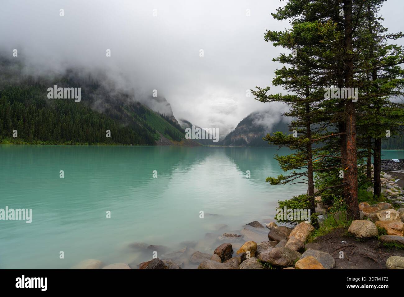 Blick auf Lake Louise im Sommer, einen Gletschersee im Banff National Park in Alberta, Kanada. Stockfoto