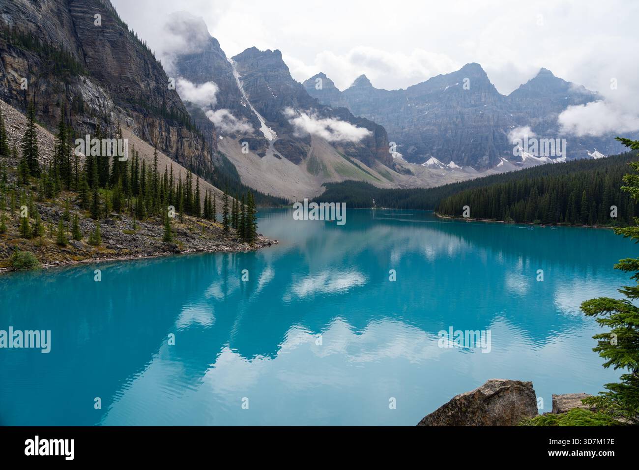 Blick auf Lake Louise im Sommer, einen Gletschersee im Banff National Park in Alberta, Kanada. Stockfoto