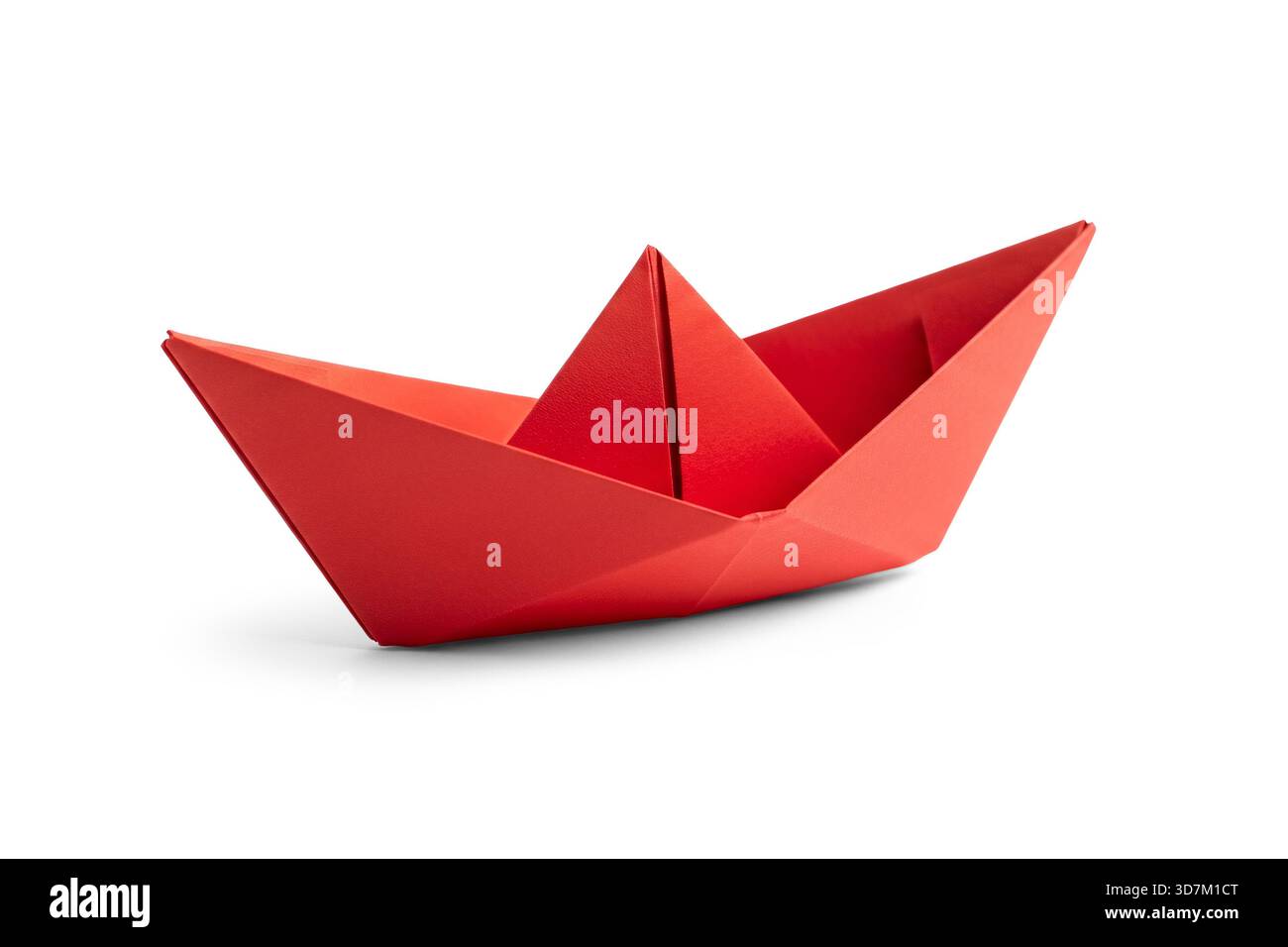 Ein lebendiges 3D-Rendering eines roten Origami-Papierbootes auf weißem Hintergrund. Die satten Farben und die klaren Falten machen ihn für Designmotive geeignet Stockfoto
