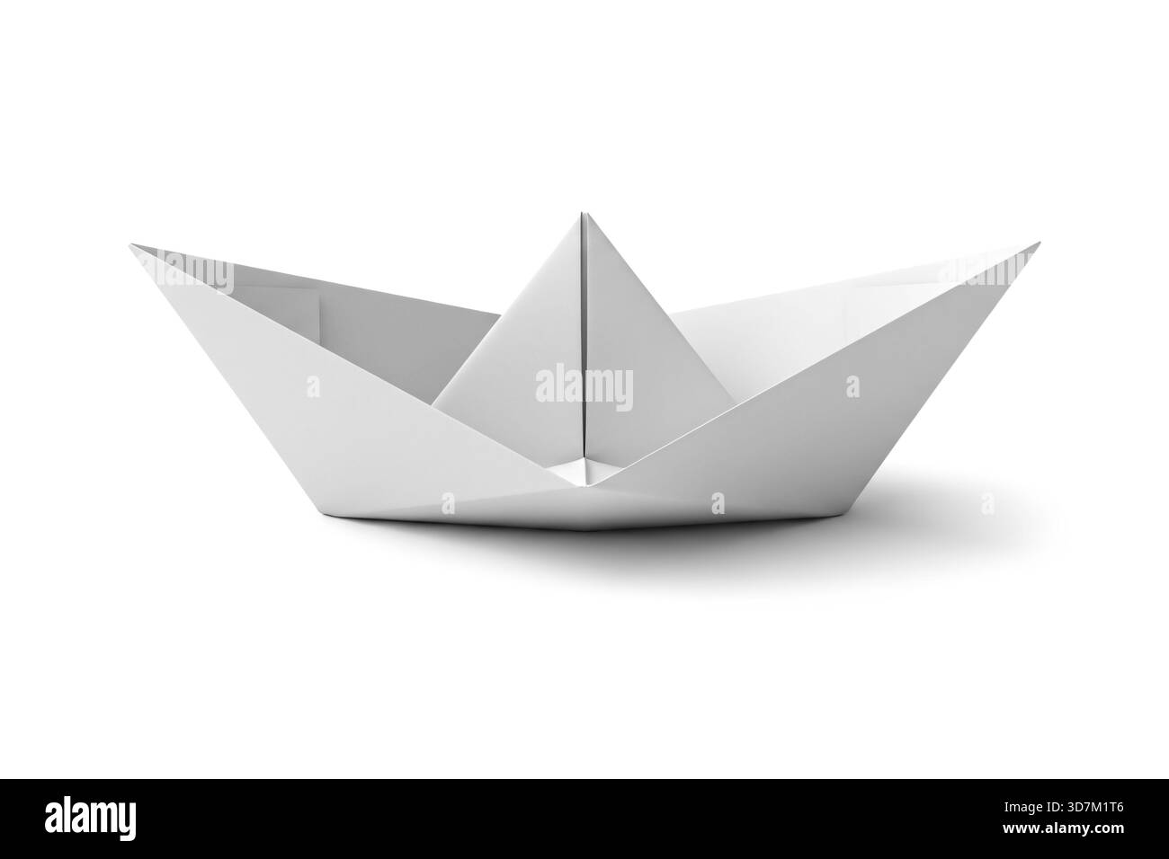 Realistisches 3D-Rendering eines weißen Origami-Papierbootes auf einem sauberen weißen Hintergrund. Die Szene hebt Minimalismus, geometrische Falten und sm hervor Stockfoto