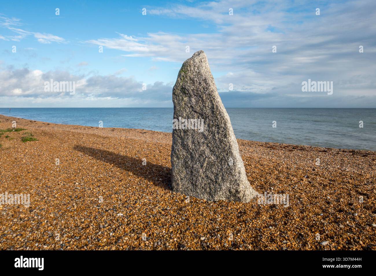 Ein moderner Stein oder Menhir am Kiesstrand von Kingsdown, nahe Deal, Kent, Großbritannien Stockfoto