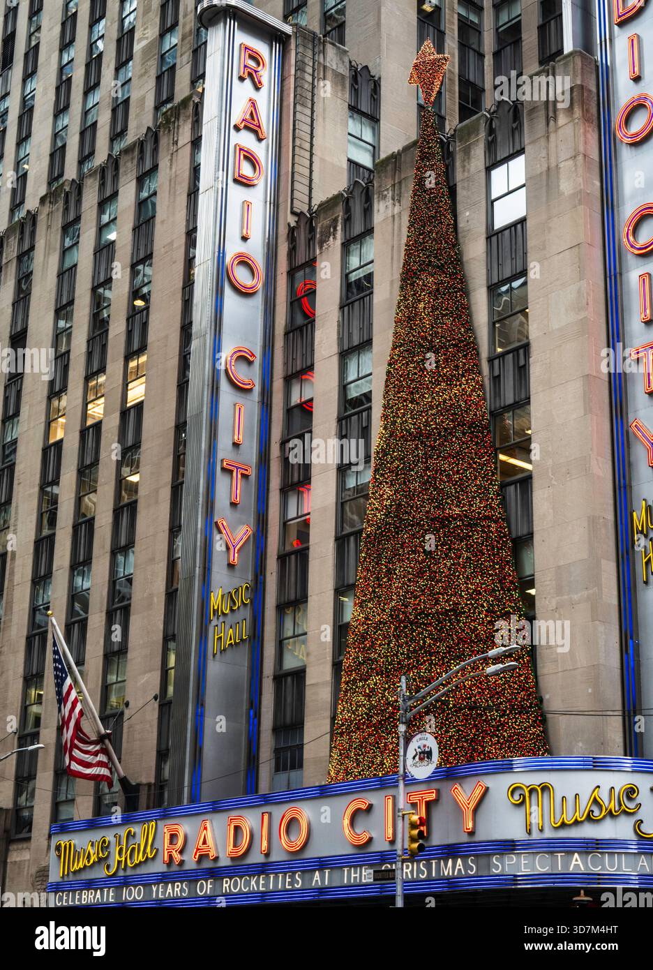 Die Radio City Music Hall ist ein Wahrzeichen im Rockefeller Center, 2025, New York City, USA Stockfoto