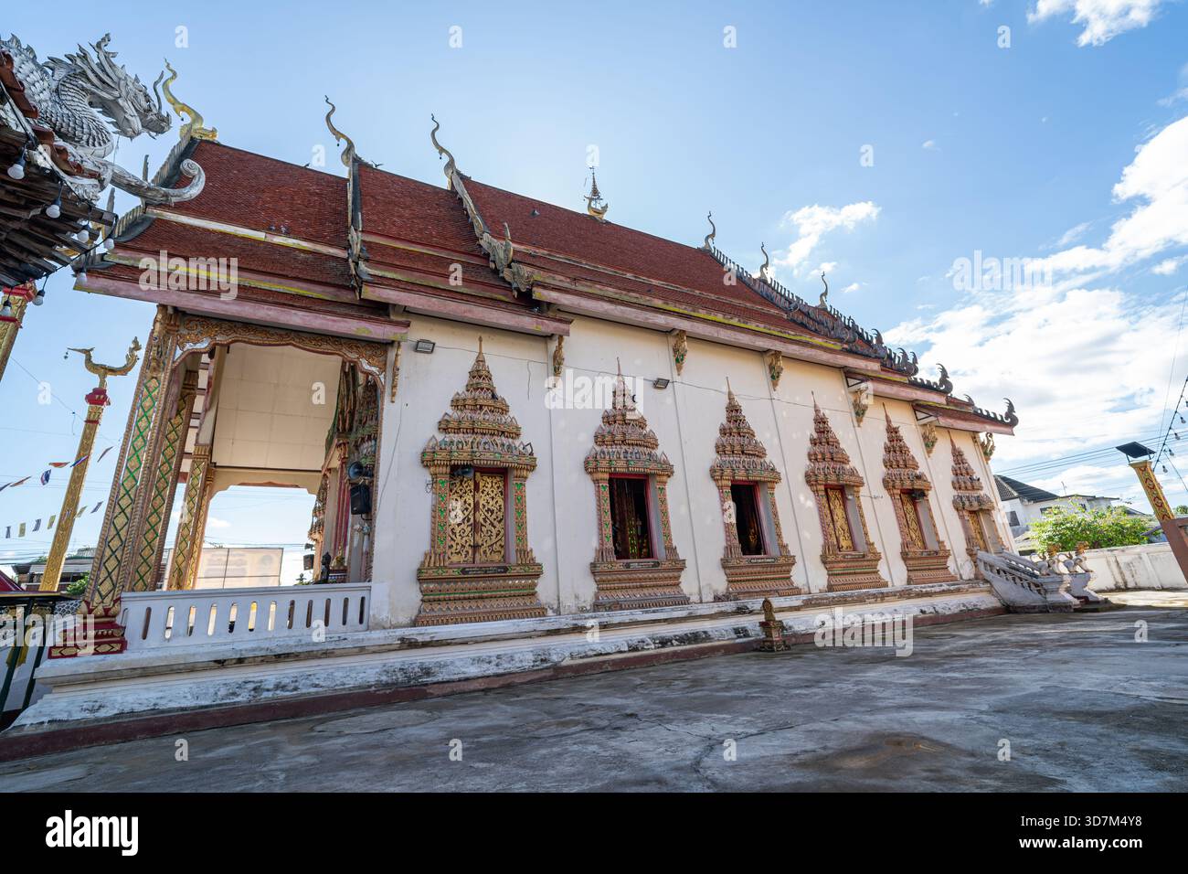 Dok KHAM TAI, THAILAND - 20. NOVEMBER 2025: Seitenansicht des traditionellen Viharns am Sri Chum Tempel im Dok Kham Tai Bezirk, Provinz Phayao, Vorführung Stockfoto