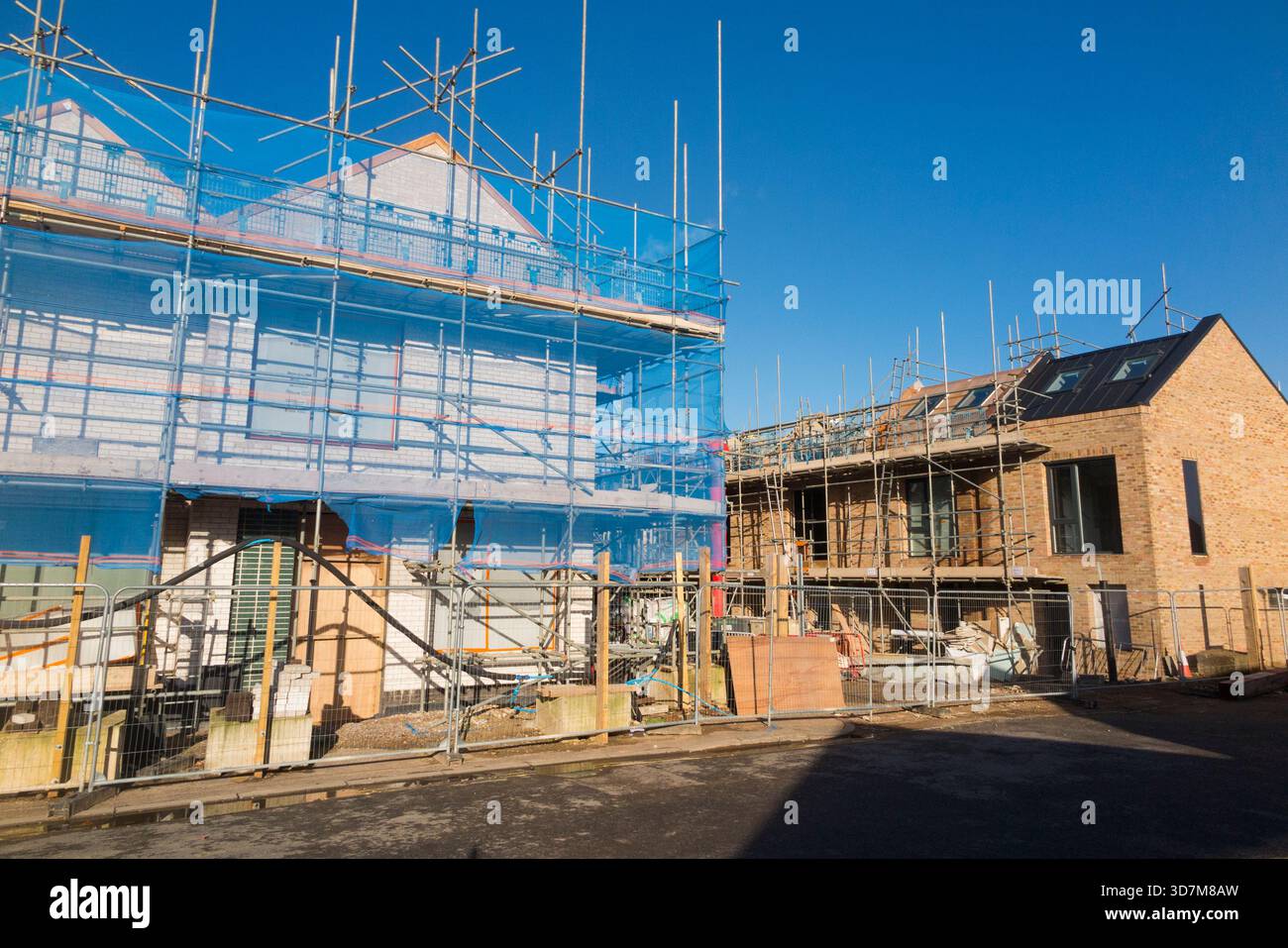Baustelle & teilweise gebaute Stadthäuser / Wohnblock / Neubau / Neubau / Neubau / Wohnungen / Wohnungen / Wohnungen auf Braunfeld / Brachfeld ehemalige Bäckerei Industriegelände. Twickenham. UK. (146) Stockfoto