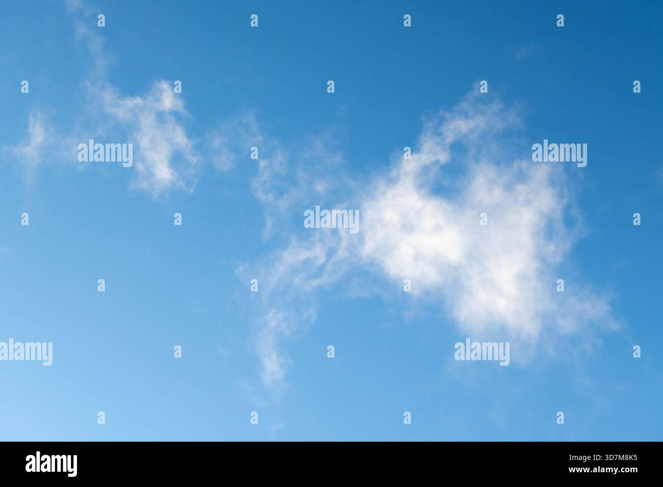 Weiße stratuswolken sind in blauem Himmel, natürliche Hintergrundfotostruktur Stockfoto