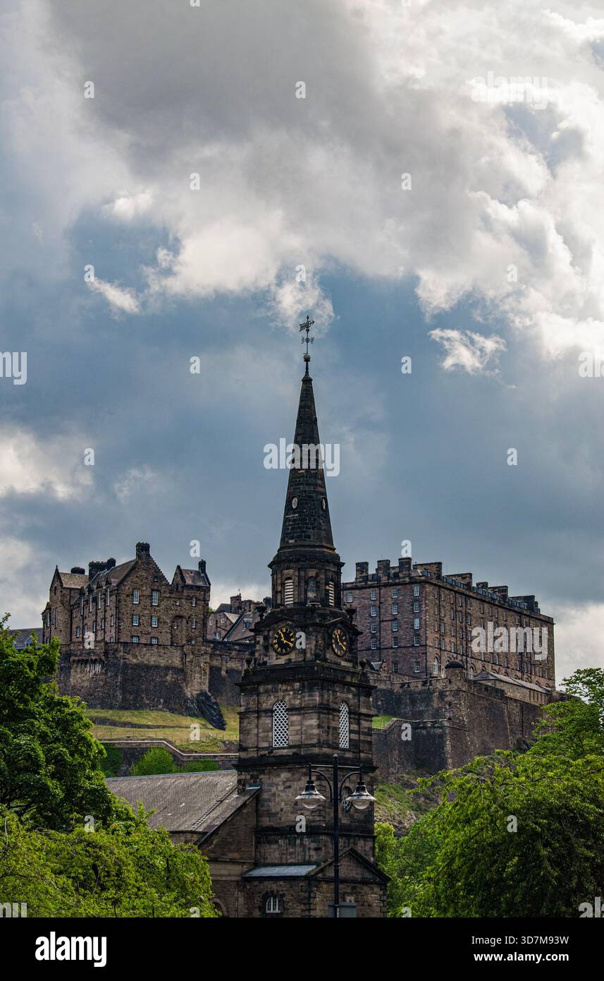 Edinburgh, Schottland: Uhrenturm der Pfarrkirche St Cuthbert an der Lothian Road mit Blick auf Edinburgh Castle Rock im Hintergrund Stockfoto