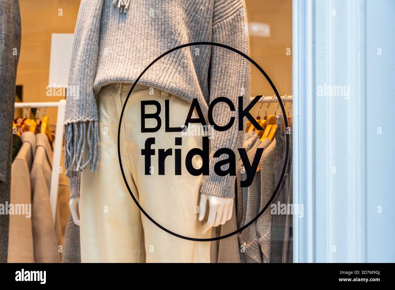 Nahaufnahme eines „Black Friday“-Schildes, das während des Werbezeitraums auf Englisch an der Schaufensterscheibe eines Bekleidungsgeschäfts geschrieben wurde Stockfoto