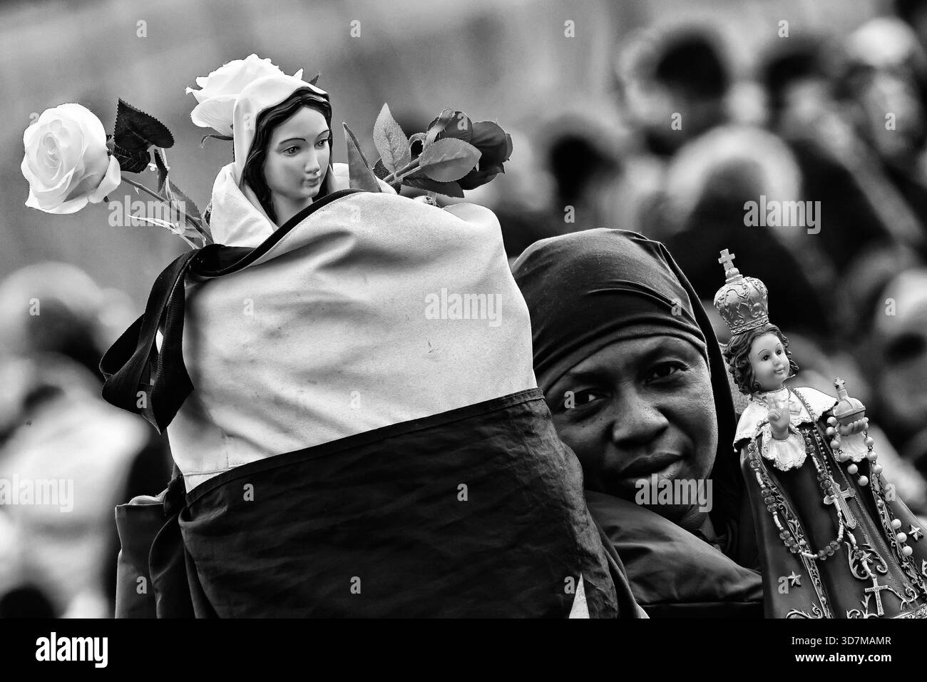 November 2025. Vatikanstadt - PAPST LEO XIV. Bei der Generalaudienz am Mittwoch auf dem Petersplatz im Vatikan. © EvandroInetti Via ZUMA Wire (Foto: © Evandro Inetti/ZUMA Press Wire) NUR REDAKTIONELLE VERWENDUNG! Nicht für kommerzielle ZWECKE! Stockfoto