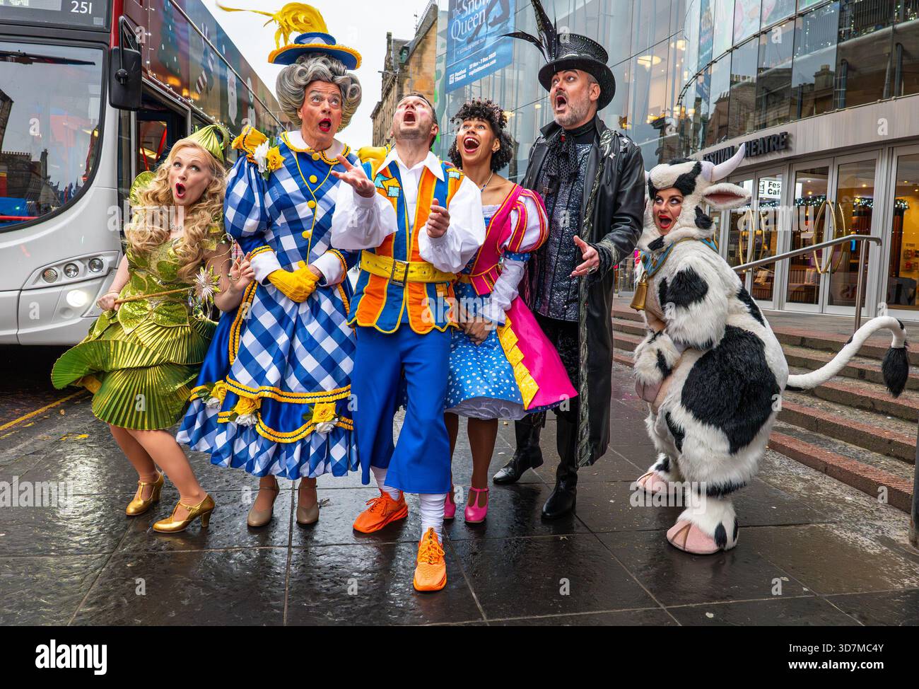 Edinburgh, Schottland, Großbritannien, 26. November 2025, Jack and the Beanstalk Panto: Die Besetzung von Jack and the Beanstalk kommen mit dem Lothian Christmas Bus für das Capital Theatre’s Panto am Festival Theatre an. Im Bild: Allan Stewart (Dame May McTrot), Grant Stott (Fleshcreep), Jordan Young (Jack Trot), Clare Gray (Pat the Cow), Gail Watson (Spirit of the Beans), Amber Sylvia Edwards (Prinzessin Jill). Credit Sally Anderson/Alamy Live News Stockfoto